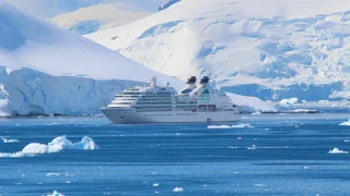 Ein Schiff das durch eisige Polargebeite fährt.