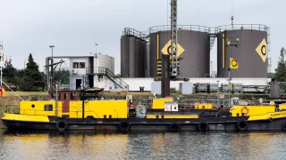 Ein gelbes Bilgenentölungsboot, dass im Wasser liegt.